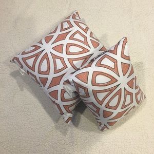 2 Throw pillows reversible color sides